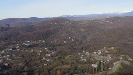 Drone-De-La-Aldea-Rural-De-Kutaisi-En-Invierno-En-Las-Colinas-Con-Río-Y-Casas,-Georgia