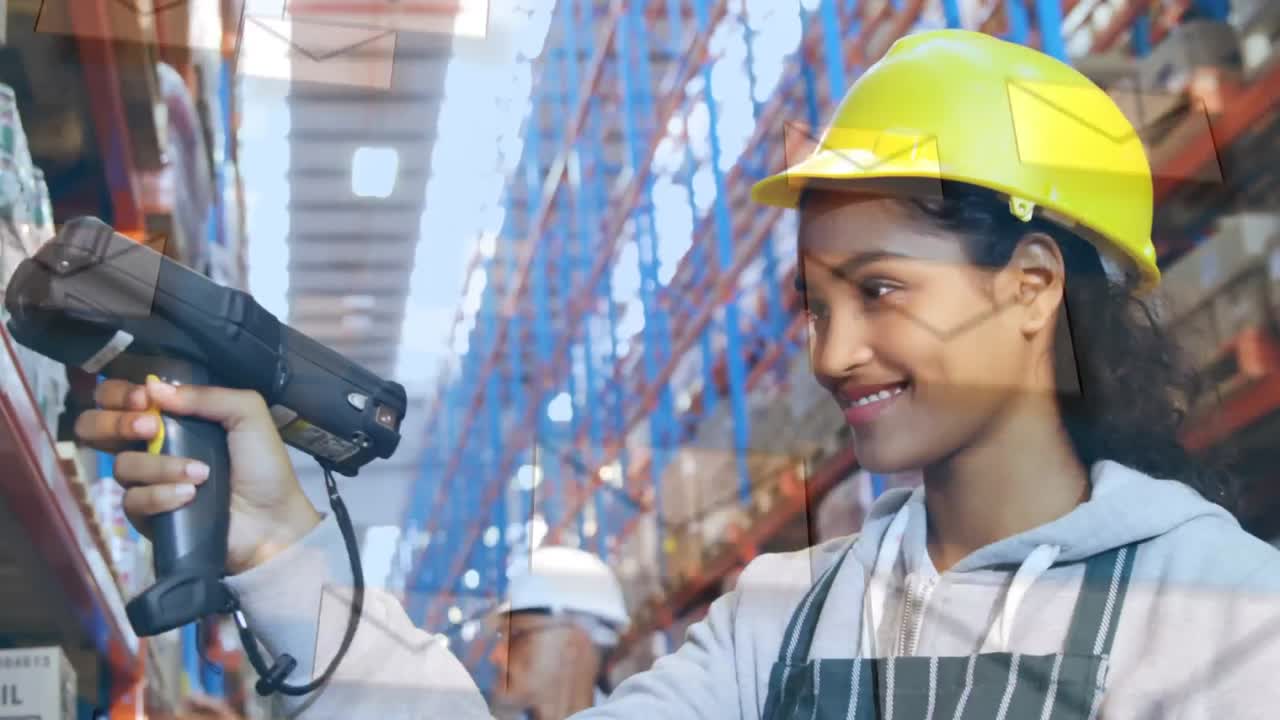 trabajador de almacén sacanning paquetes