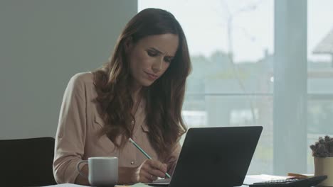 mujer de negocios comprobando documentos. retrato en primer plano de una mujer concentrada.