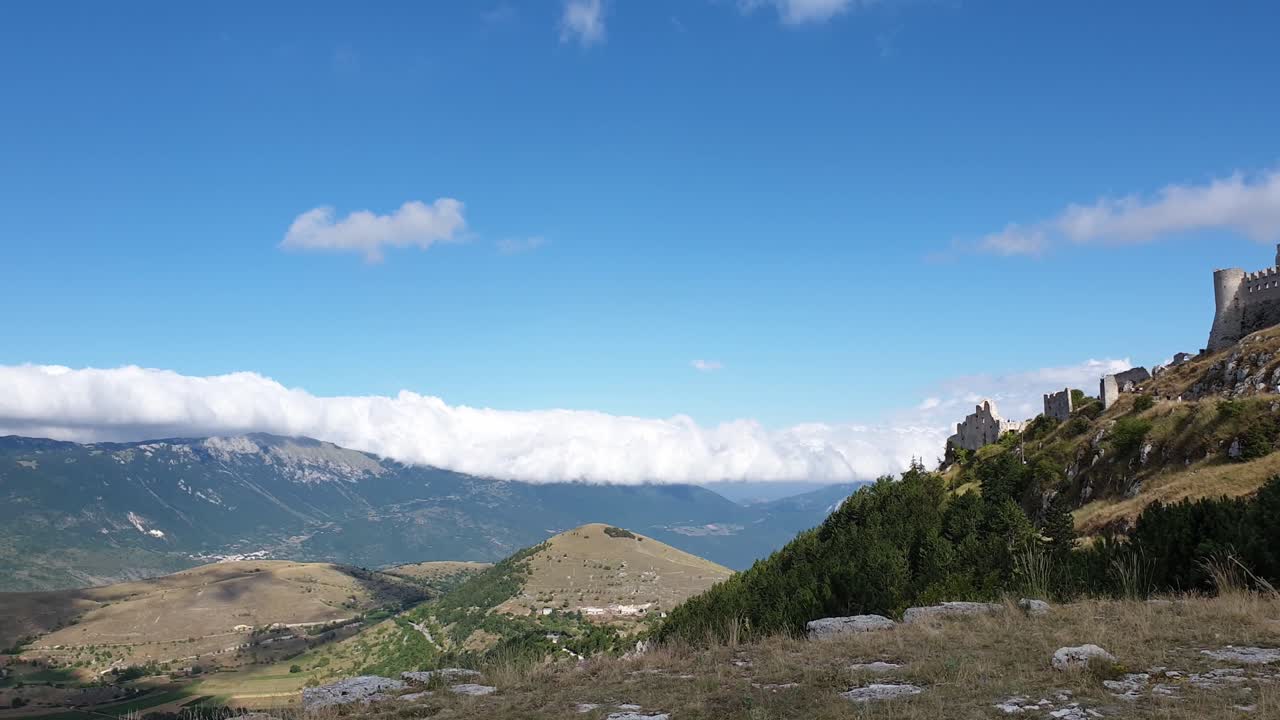 Panoramatický záběr na horskou pevnost Rocca Calascio a pohoří Apeniny, Itálie.