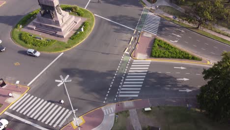 gente en bicicleta en avenida sarmiento y figueroa alcorta con estatua de justo jose de urquiza, barrio de palermo en buenos aires