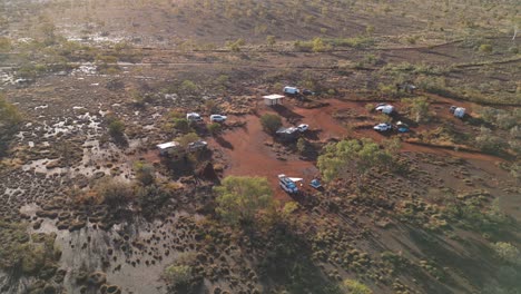 Toma-Aérea-De-Arriba-Hacia-Abajo-De-Autos-Y-Tiendas-De-Campaña-En-El-Campamento-De-Dales-En-El-Parque-Nacional-Karijini---Toma-Inclinada-Hacia-Arriba