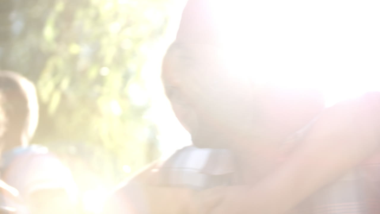 야외 머리와 어깨 정원 에서 가족 의 초상화