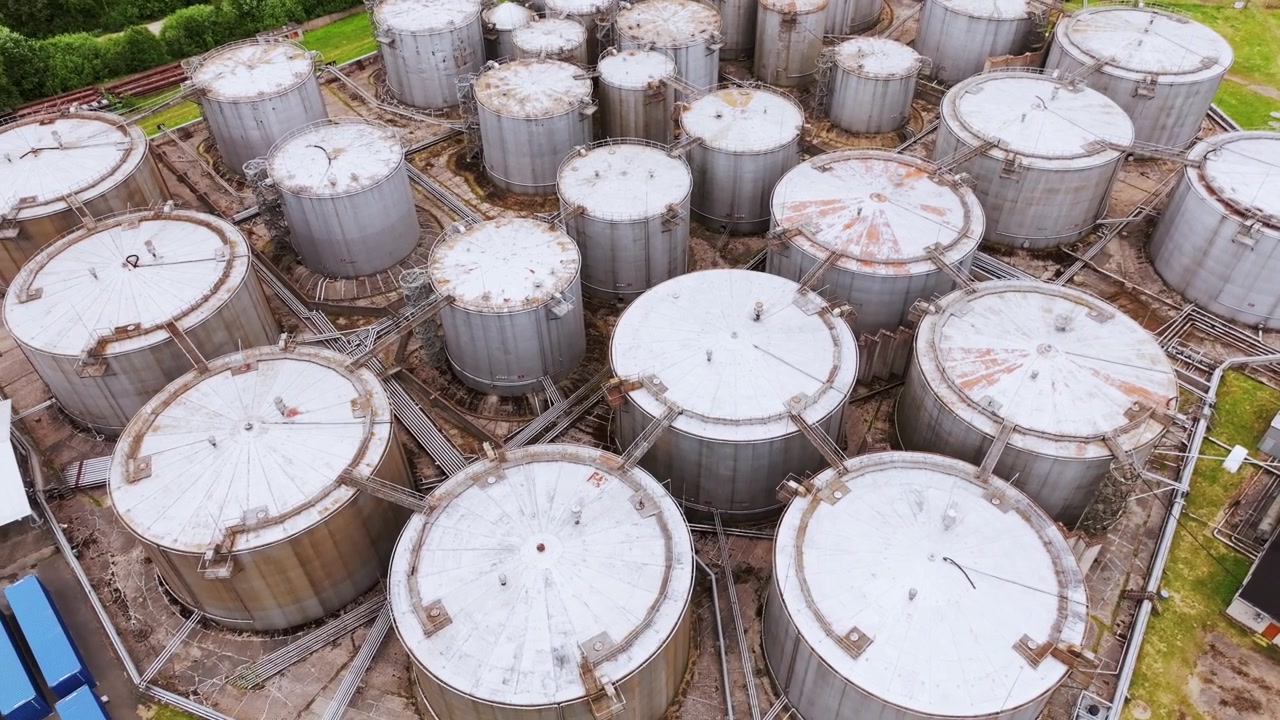Luftgestützter Treibstoffreservekomplex, der anfällige Energierouten im modernen Europa aufzeigt.