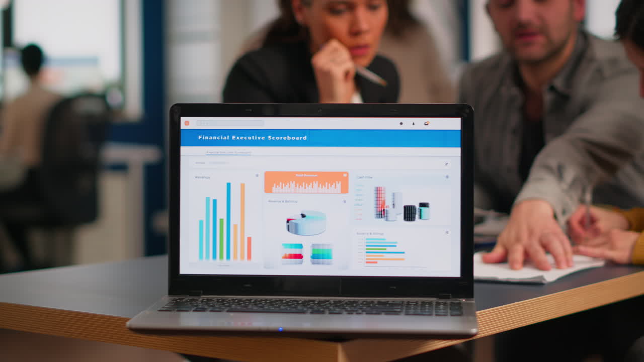 pantalla de portátil lista para la presentación colocada en el escritorio mientras el equipo trabaja en segundo plano