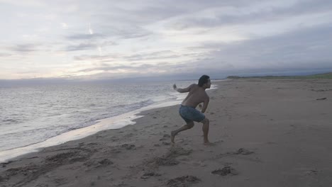 Tänzerin-Am-Strand-Bei-Sonnenaufgang