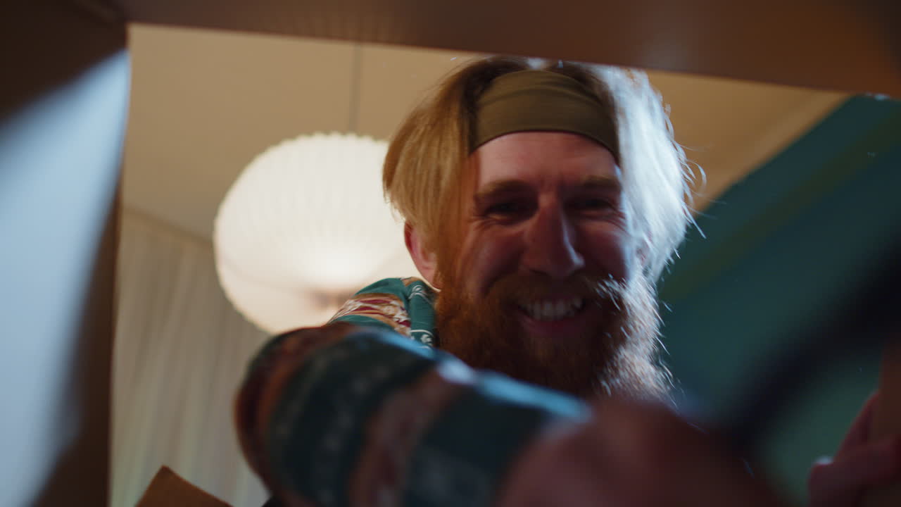 행복한 젊은 쇼핑객 카드보드 상자 배달 패키지 온라인 쇼핑 집에서 구매