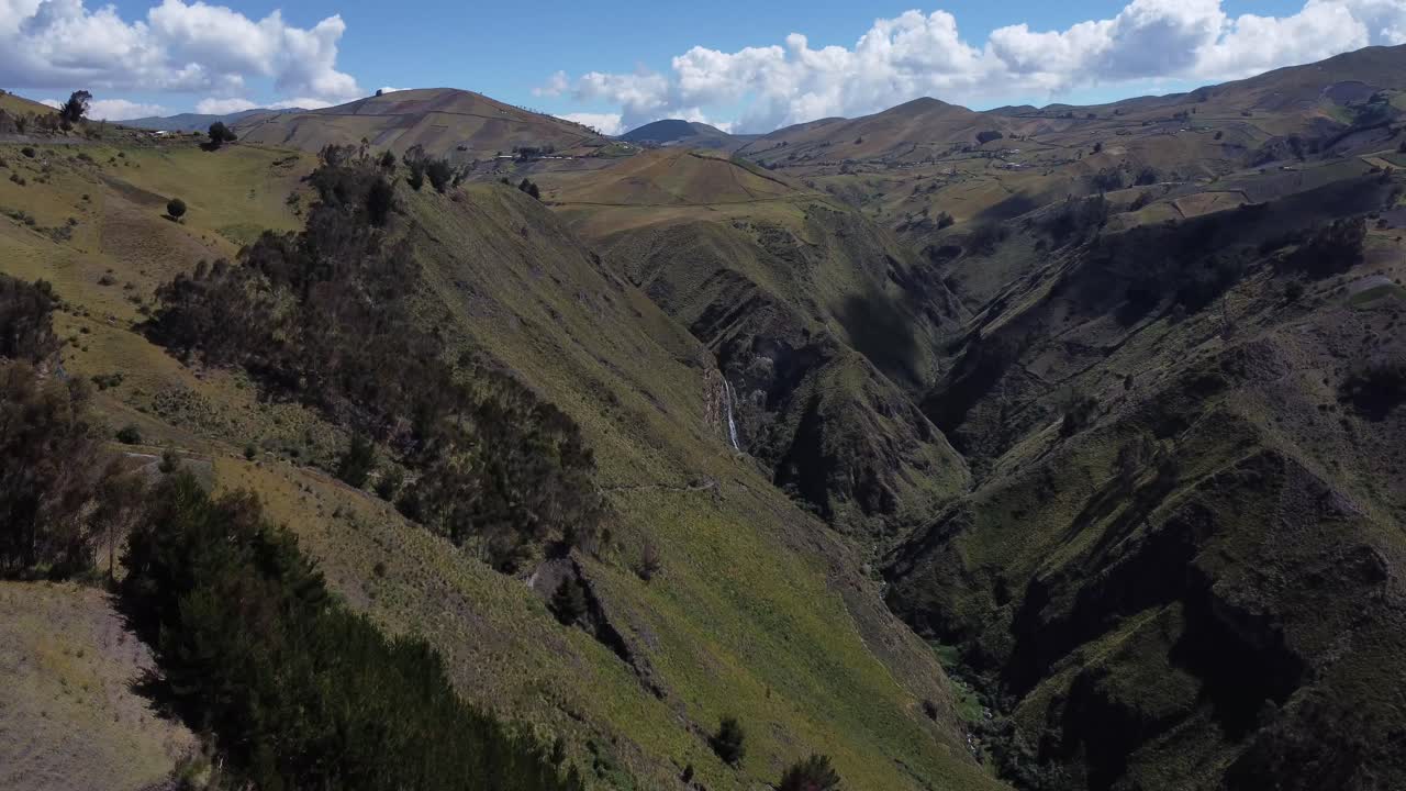 increíble vuelo de drones de 4k a través de las montañas a la impresionante cascada de candela fasso en jatun era, cotopaxi, ecuador