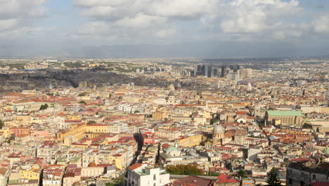 Toma-Estática-Del-Paisaje-Urbano-De-Nápoles-En-Un-Día-Soleado,-Italia.