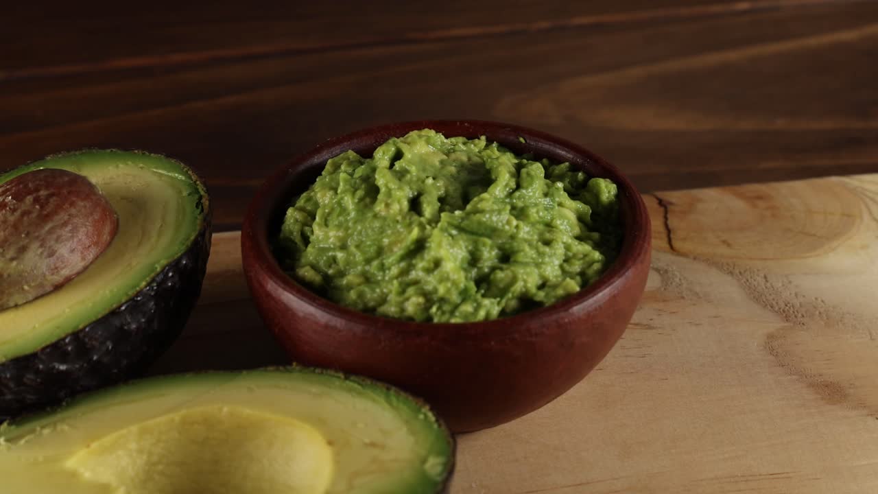 Chilské typické avokádové jídlo palta, Chile, dřevěné pozadí, selektivní zaostření