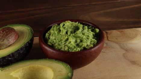 Chilenisches-Typisches-Avocado-Essen-Palta-Chile-Holzhintergrund-Selektiver-Fokus