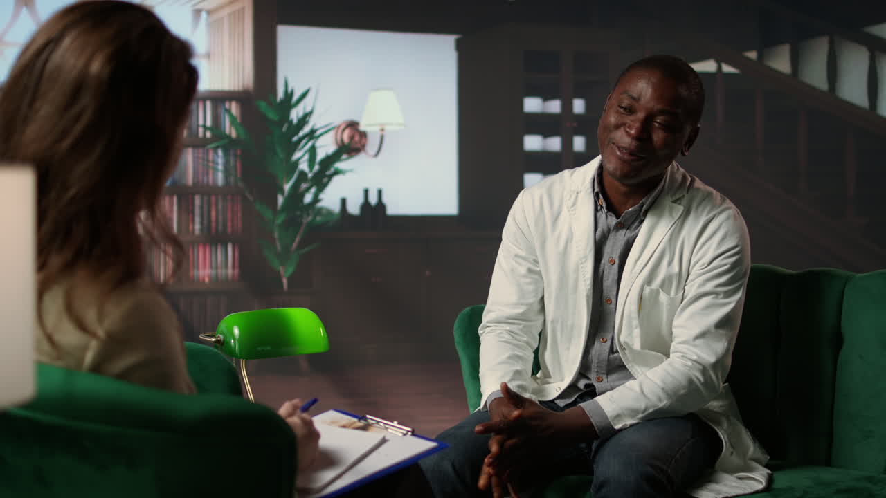 médico afroamericano discutiendo sobre el tept después de perder pacientes