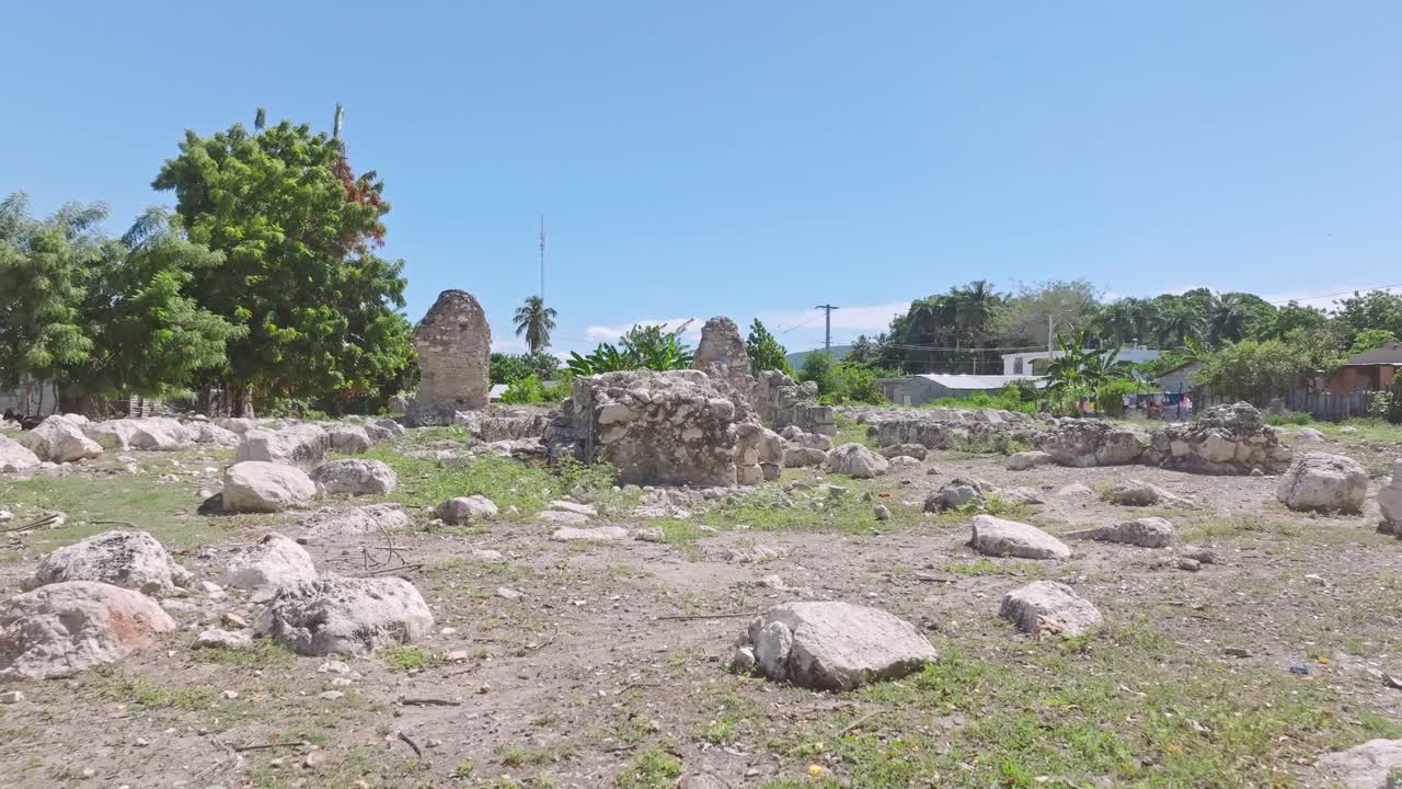 que establece el sitio de entierro de la tumba de enriquillo, restos culturales en el caribe