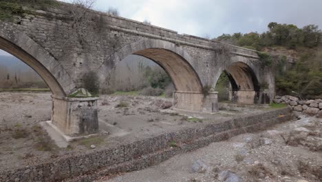 Restos-Del-Puente-De-Arco-De-Piedra-En-La-Región-De-Falaisia,-Grecia