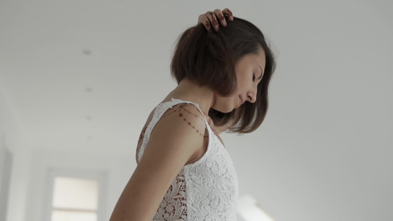 헤나 문신 을 가진 색 렌즈 드레스 를 입은 여자