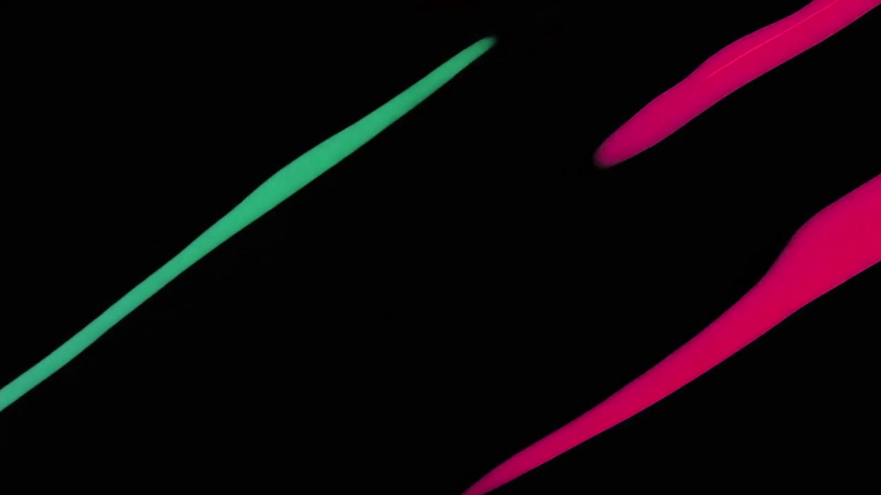 Movimiento abstracto de corrientes de líquido verde y rosa brillante