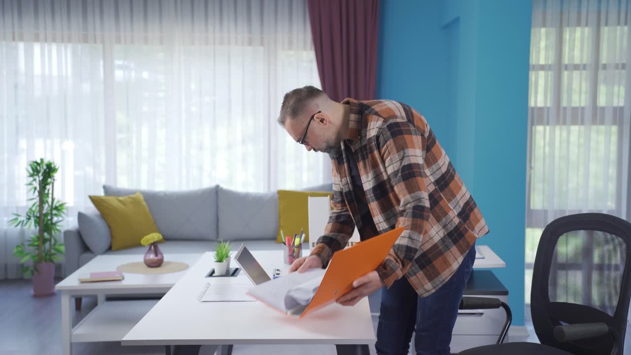 el trabajador frustrado de la oficina en casa se enoja y se enoja.