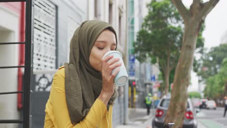 Frau-Mit-Hijab-Trinkt-Einen-Kaffee-Zum-Mitnehmen