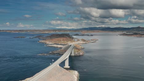 una vista aérea de la carretera atlántica en noruega