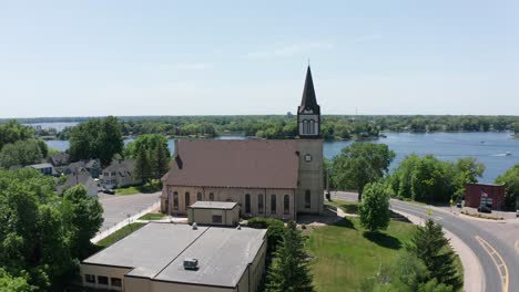 Rising-and-panning-aerial-shot-of-a-Lutheran-Church-on-the-lake-in-Center-City,-Minnesota