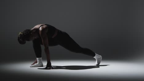 foto de estudio de longitud completa de una mujer con ropa de gimnasia haciendo ejercicio de estiramiento