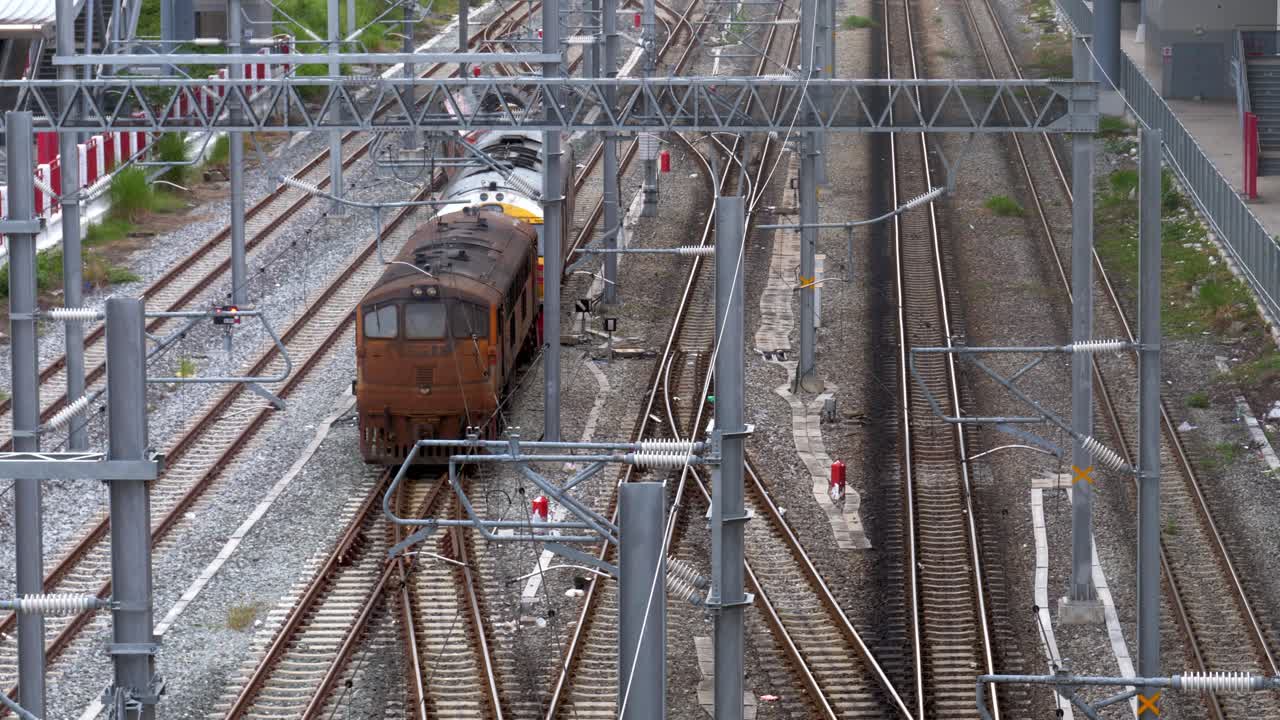 moviéndose ligeramente a la vía ferroviaria izquierda a través de los interruptores entrelazados en la estación central de bang sue grand en bangkok, tailandia