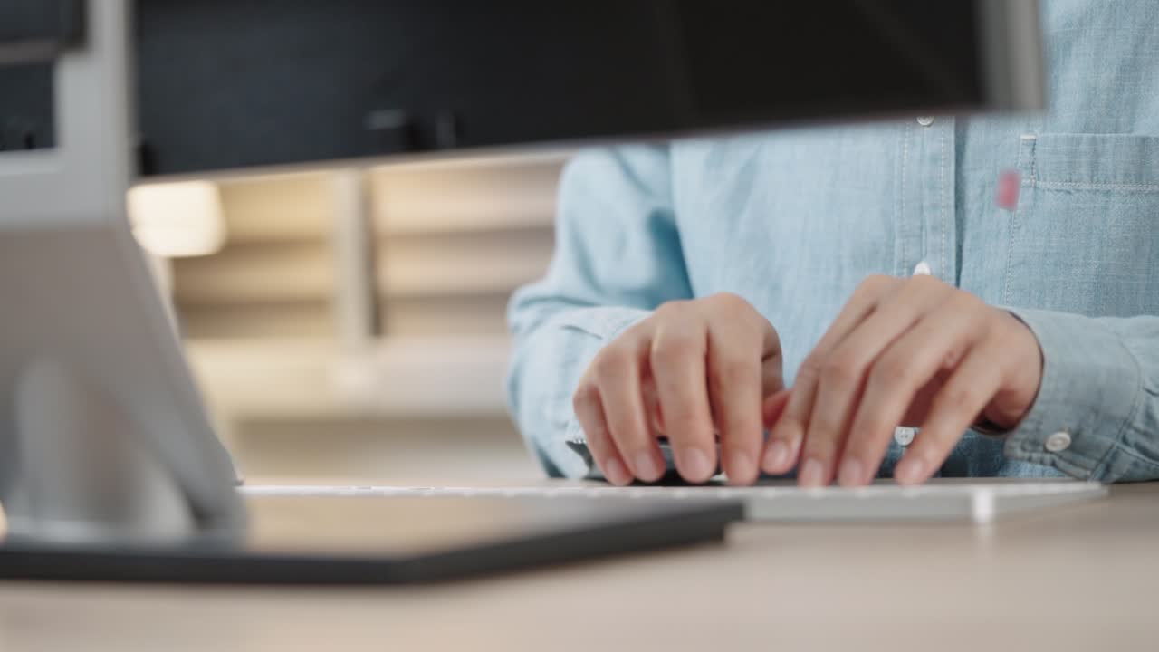 책상 사무실에서 키보드 데스크 컴퓨터를 타이핑하는 사업가 여성의 가까운 손