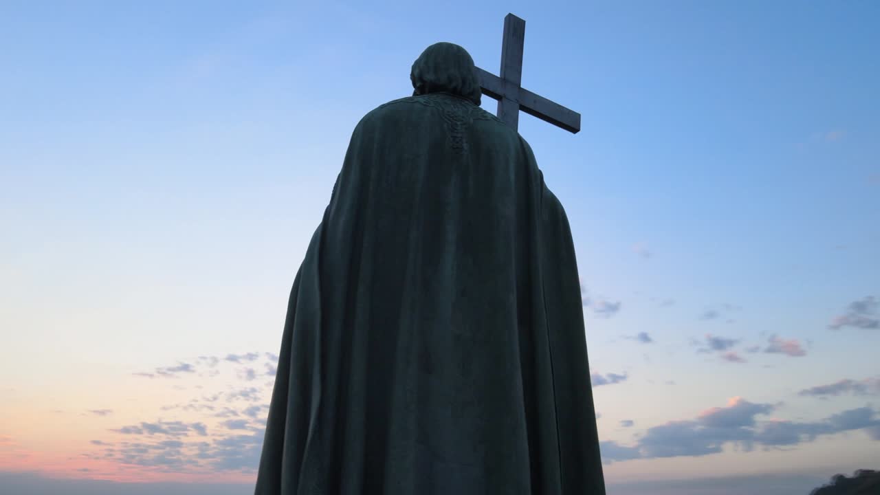 воздушный вид киева, украина: памятник владимиру великому на рассвете