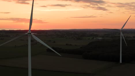 Fliegen-Hinter-Windkraftanlagen-Auf-Grünen-Feldern