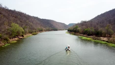 Drohnenschuss,-Der-Einen-Ponton-Auf-Einem-Fluss-In-Afrika-Verfolgt