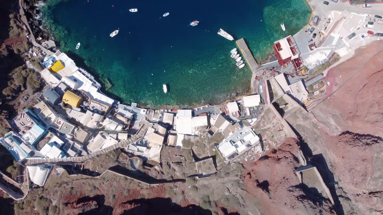 vista aérea del muelle ammoudi en la ciudad de oia en santorini grecia