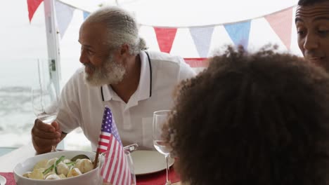 familia multigeneracional que tiene una comida de celebración