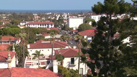 una vista de ángulo alto sobre santa barbara california 1