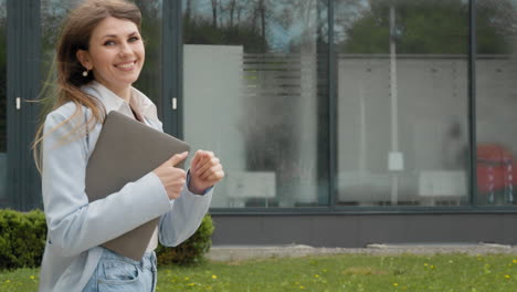 mujer de negocios o estudiante con prisa mujer ocupada llegando tarde al trabajo para una reunión y mirando