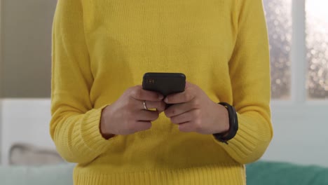 mujer caucásica usando su teléfono