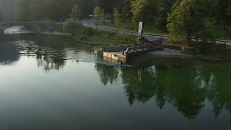 Hombre-Remando-En-Canoa-En-El-Hermoso-Lago-Bohinj-En-Eslovenia---Toma-Aérea-De-Drones