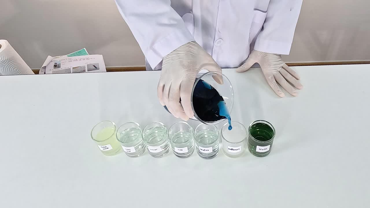 verter líquido en vasos para el experimento de cambio de color