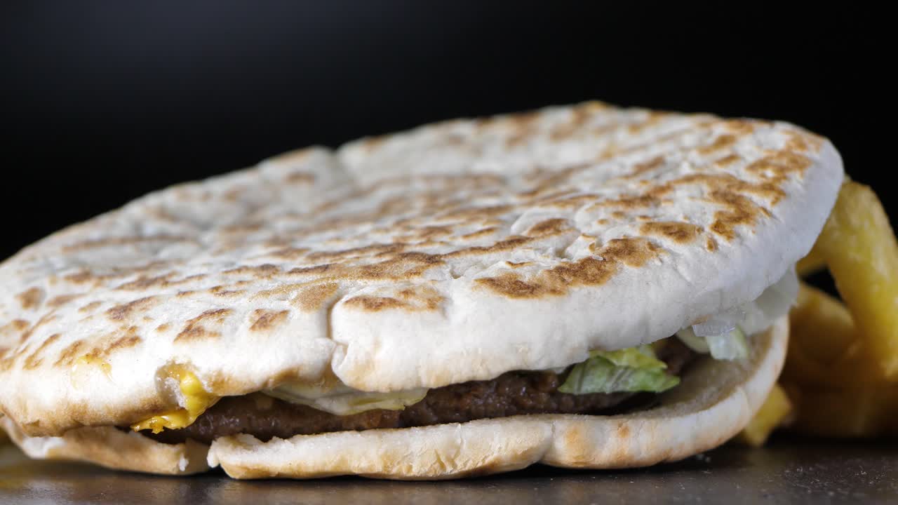 el kebab se hace en casa con deliciosas papas fritas