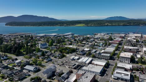 Toma-Aerea-De-La-Ciudad-De-Anacortes-Con-Las-Islas-De-San-Juan-A-Lo-Lejos