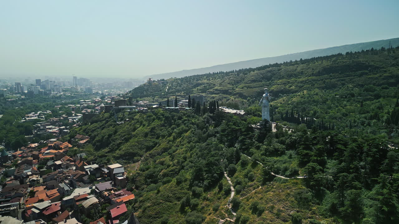 Letecký pohled na panoráma Tbilisi se sochou Kartlis Deda a pevností Narikala