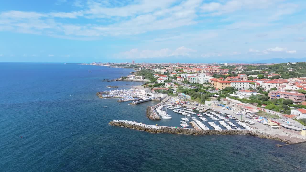 Marina Il Moletto per imbarcazioni da diporto, yacht a vela privati e splendide viste costiere del Mar Ligure.