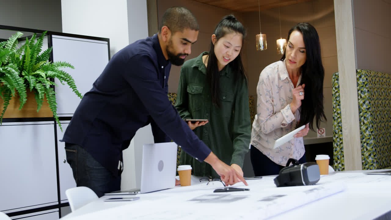 ejecutivos de negocios discutiendo sobre un plan 4k