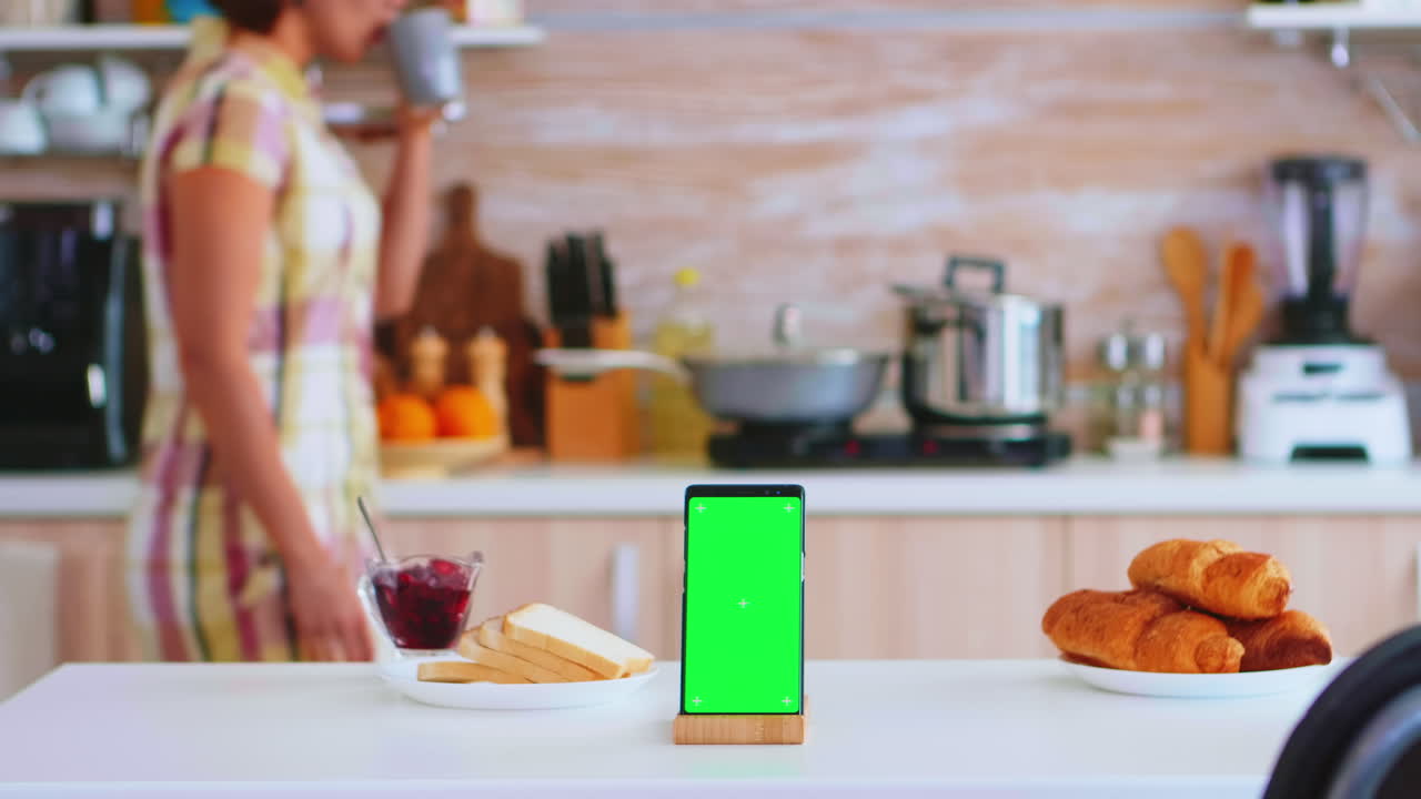 teléfono con pantalla verde al lado de pastel horneado