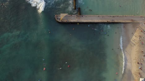 Las-Olas-De-La-Playa-De-Las-Paredes-De-Waikiki-Se-Estrellan-Contra-Los-Bañistas-Y-Los-Bañistas.