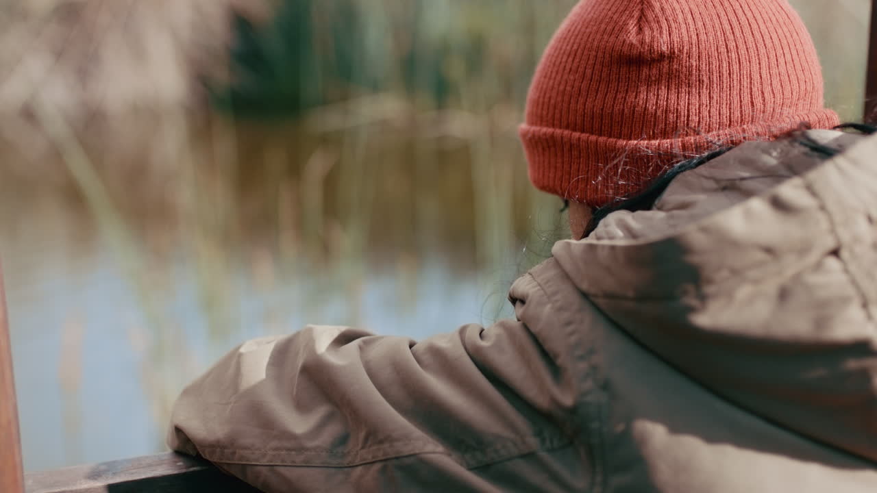 공원에서 나무 다리 위에 앉아 혼자 시간을 즐기는 어린 소녀