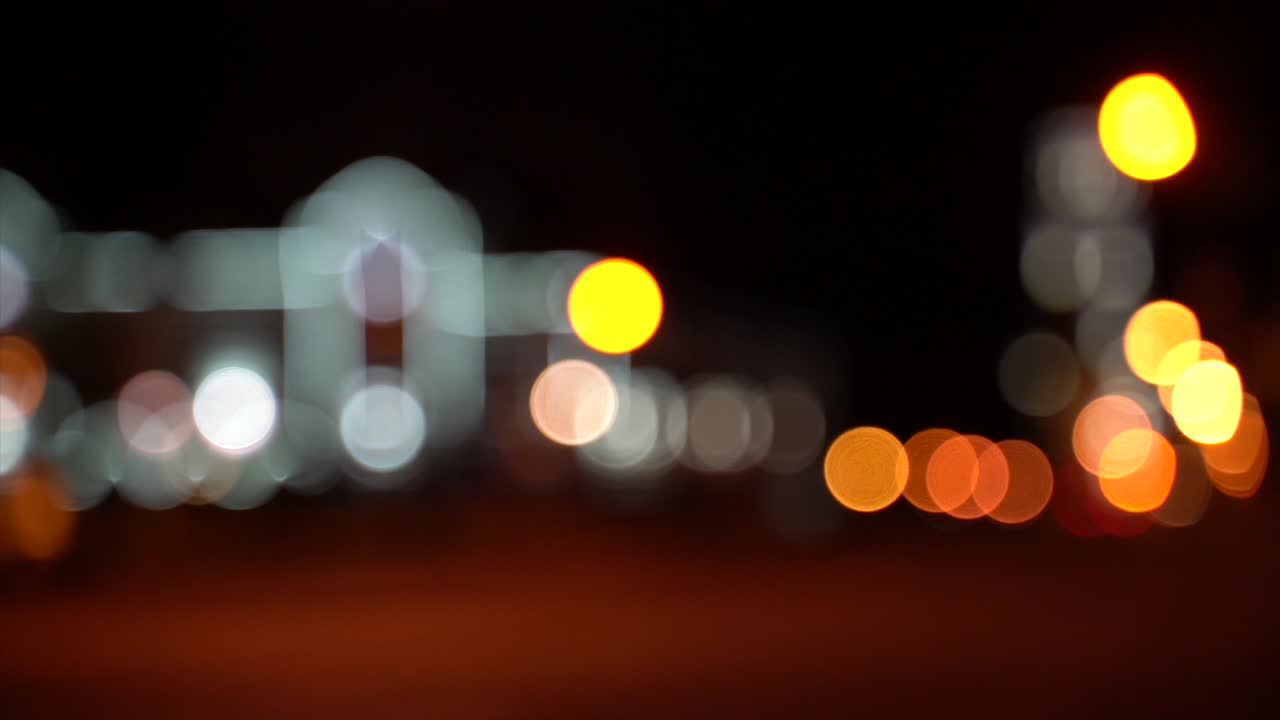 tráfico de bokeh borroso en la carretera por la noche en una gran ciudad,