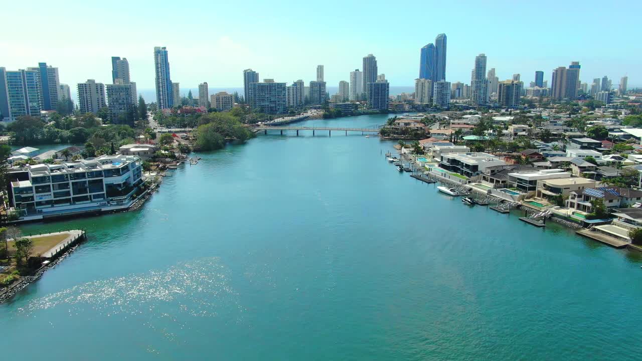 disparo de dron navegando por el hermoso canal de la costa dorada