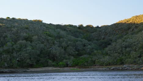 Fluss-Und-Berg-Auf-Dem-Land-4k