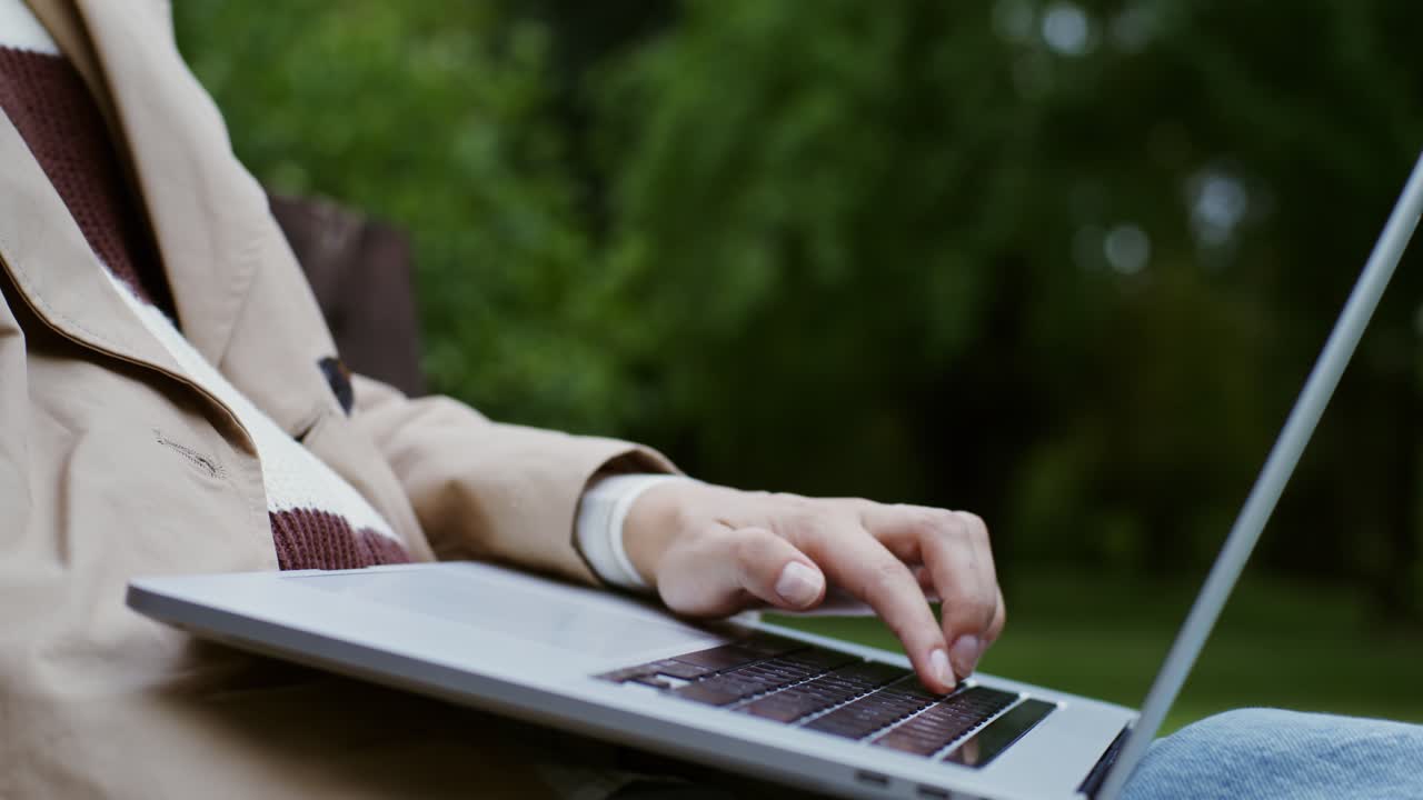 mujer trabajando en una computadora portátil en un parque