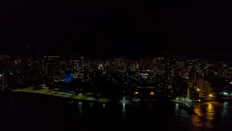 el paisaje de la ciudad de honolulu hawaii por la noche